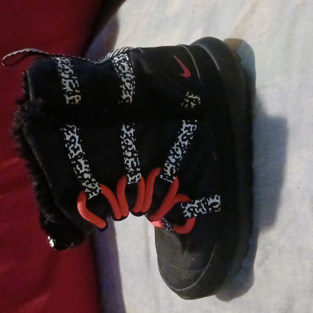Toddler girls black w/pink laces Nike boots sz8